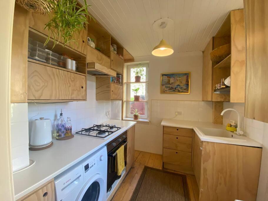 2 Bed With Garden Near Centre & Beach, Free Parking Appartement